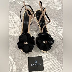 Lanvin Flower Sandal in Beige with black flower. Size 38.5 fits 37.5, brand new.
